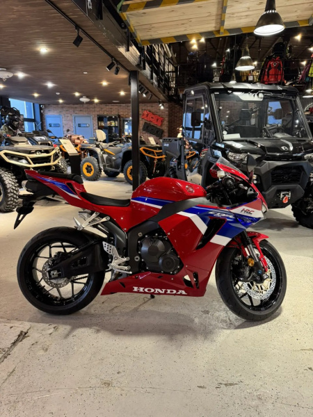 Honda CBR 600RR 2025 спортбайк ABS